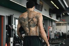 塔圖姆穿保護(hù)靴進(jìn)行康復(fù)訓(xùn)練，展現(xiàn)堅(jiān)持決心