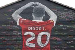 永遠的20號！若塔安菲爾德附近壁畫完工，畫中比心手勢引熱議