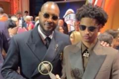 分享喜悅！安東尼與兒子基揚入選名人堂合影留念